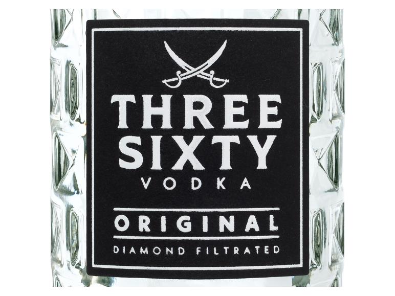 Wodkaflasche mit schwarzem Etikett, gekreuzten Säbeln und Text: THREE SIXTY VODKA ORIGINAL