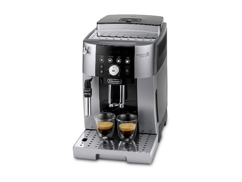 Automatischer Kaffeevollautomat mit zwei Espressotassen und Milchaufschäumer.