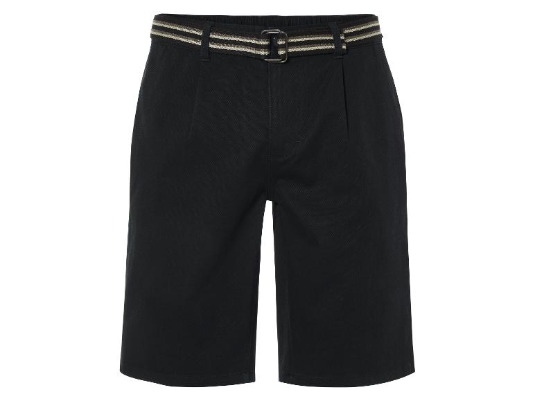 Schwarze Shorts mit gestreiftem Gürtel.