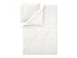Weißes Bettwäsche-Set mit Bettbezug und Kissenbezug mit dezentem Blumenmuster.