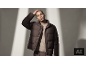 Mann in brauner Steppjacke und beige Pullover.