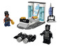 LEGO Black Panther Minifiguren, ein Fahrzeug und Zubehör.