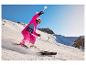 Kind im rosa Skianzug und Crivit Skihandschuhen beim Skifahren.