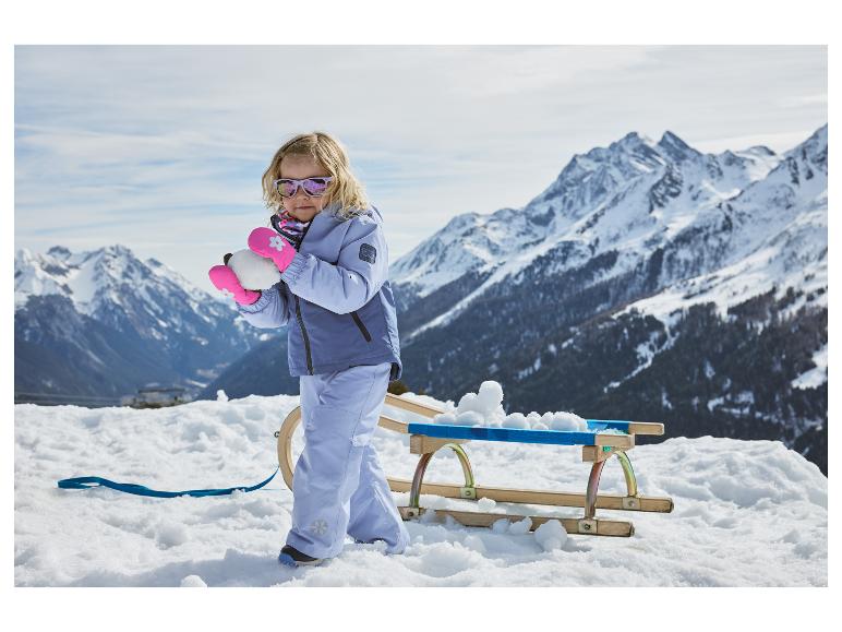 Mädchen im Schnee trägt rosa LUPILU® Kinder-Fäustlinge.