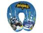 Blaues Reisekissen mit Automotiven und dem Schriftzug „BATWHEELS“.