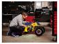 Mann mit LIVARNO® Arbeitsleuchte „The Mechanic“ repariert gelbes Quad.