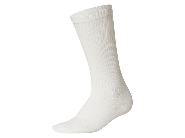 Weißer Sportsocken aus geripptem Stoff.