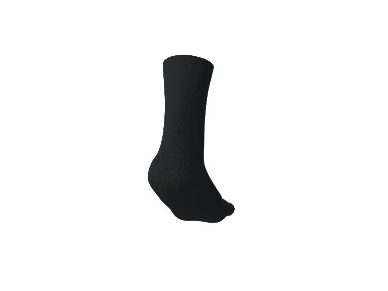 Schwarze Socke auf weißem Hintergrund