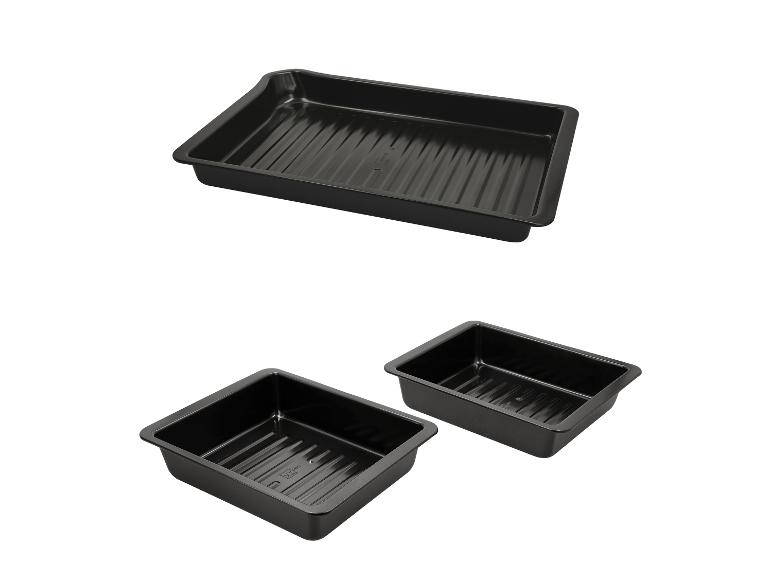 Set aus drei schwarzen Backformen mit geriffeltem Boden, in verschiedenen Größen.