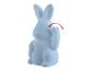 Ein hellblauer Stoffhase mit hochstehenden Ohren und einem hochgestreckten Arm.