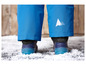 Blaue Winterhose mit blauen Stiefeln im Schnee