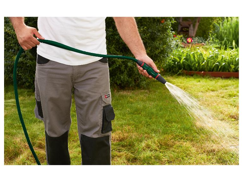Gartenbewässerung mit Schlauch und Parkside Sprühpistole.