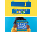 Ein Kind hält ein LEGO® Art Kunstwerk mit der Aufschrift 'Game Over'