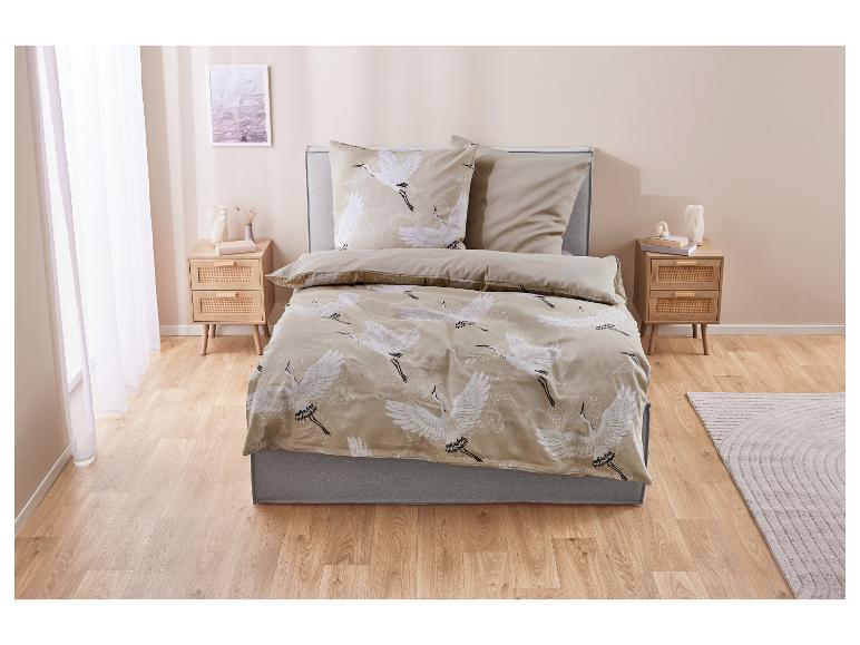 Bettwäsche mit Kranich-Motiv auf beigefarbenem Hintergrund.