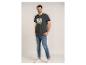 Dunkelgraues Herren-T-Shirt mit „IBIZA CARNIVAL EIVISSA“-Aufdruck und blauen Jeans.