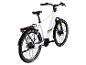 Weißes E-Bike mit Gepäckträger und Schutzblechen, Rückansicht.