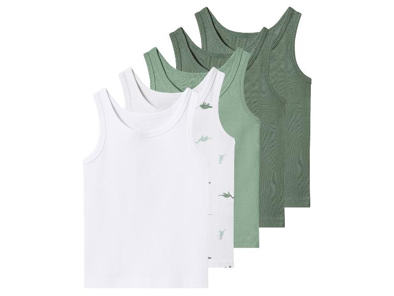 Fünf Jungen-Unterhemden in Weiß, Hellgrün und Dunkelgrün, teilweise mit Dinosaurier-Prints.