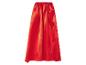 Roter Satin-Maxirock oder Umhang auf weißem Hintergrund