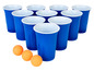 Blaue Becher für Beerpong mit orangenen Bällen.