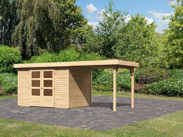 Ein Gartenhaus aus Holz mit einer Pergola in einem grünen Garten.