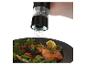 Moderne Pfeffermühle über Lachs und Salat.