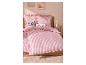 Schlafzimmer mit rosa-weiß gestreifter Bettwäsche mit Rüschen und Zierkissen.