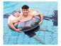Ein Junge in einem Pool mit einem aufblasbaren Jurassic World-Schwimmring.