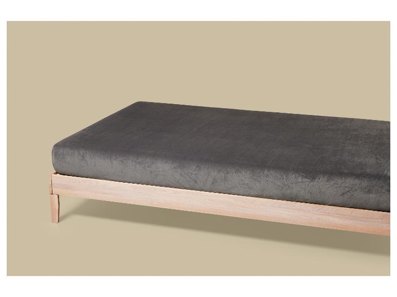 Holzbank mit grau gepolsterter Sitzfläche, auf beigem Hintergrund.