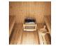 Holzsauna-Interieur mit Ofen, Bänken und Eimer mit Schöpfkelle.