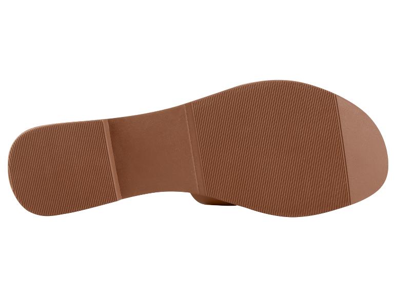 Braune Sohlen von flachen Sandalen.