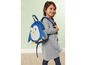 Ein Mädchen trägt einen blauen Rucksack mit einem Pinguin darauf.
