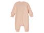 Ein rosa Baby-Overall mit langen Ärmeln.