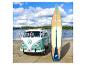 Ein Vintage Volkswagen T1 Bus am Strand mit einem Boardsportz Paddleboard.