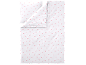 Weiße Bettwäschegarnitur mit rosa Herzmuster, bestehend aus Kissen- und Bettbezug.
