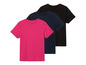 Drei einfache T-Shirts in Rosa, Dunkelblau und Schwarz.
