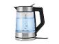 Ein SilverCrest Wasserkocher aus Glas und Edelstahl mit blau beleuchtetem Wasser.