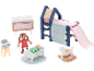 Puppenmöbel-Set: Bett mit Rutsche, Nachttisch, Wiege, Hochstuhl und Figuren.