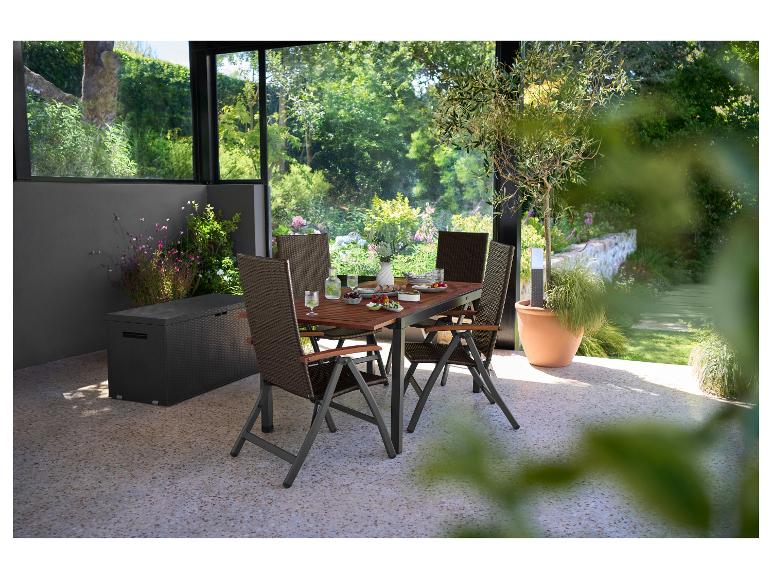 Gartenmöbel-Set mit Tisch, Stühlen und Aufbewahrungsbox auf einer Terrasse.