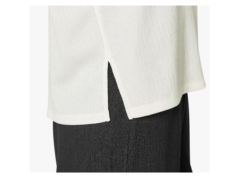 Cremefarbene Bluse mit Seitenschlitzen und schwarzer Hose