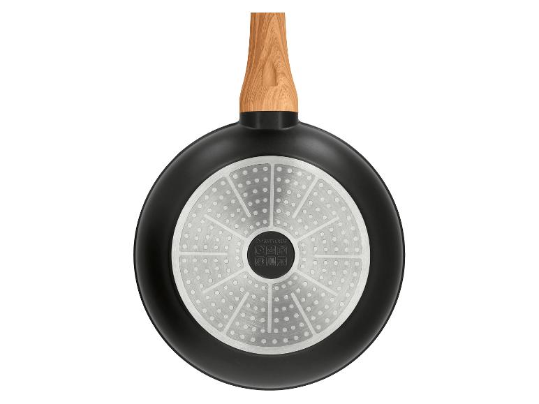 Pfanne mit Holzgriff und Induktionsboden mit Kochsymbolen.