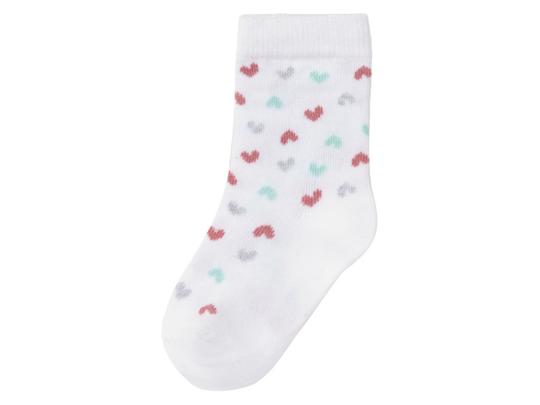 Weiße Socke mit rosa und grünen Herzen.