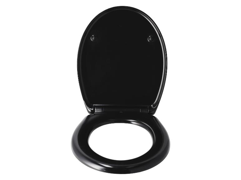 Ein eleganter, schwarzer Toilettensitz, geschlossen.
