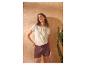 Frau in besticktem Kurzarm-T-Shirt und braunen Shorts mit Kordelzug.