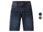 Dunkelblaue Jeans-Shorts mit orangefarbenen Nähten und Metallknöpfen.