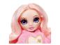 Rainbow High Puppe mit rosa Haaren und rosa Plüschpyjama mit goldenem Herz.