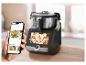Smartphone mit Rezept-App neben einer intelligenten Küchenmaschine.