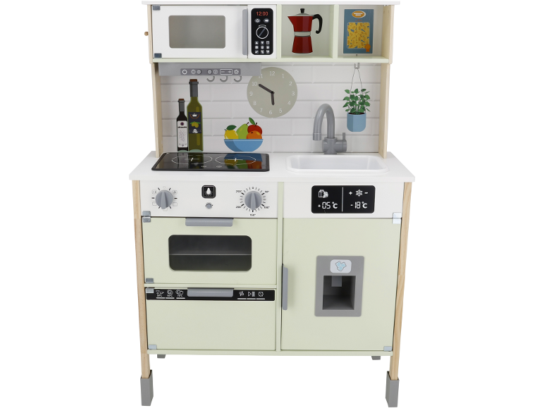 Hölzerne Spielküche mit Mikrowelle, Kochfeld, Backofen, Spüle und Kühlschrank mit Eiswürfelspender.