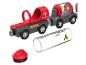 Spielzeugeisenbahn mit rotem Waggon und transparentem Tankwagen mit bunten Kugeln.
