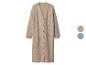 Lange beige Strickjacke mit Knöpfen und Farbmustern.
