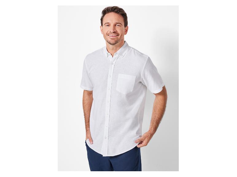 Mann in weißem Kurzarmhemd und dunkelblauer Hose.